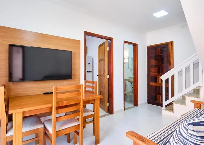 Apartamento bem equipado com ar condicionado e churrasqueira a 100 metros da praia - 02 dormitórios - Edifício Água Viva Ubatuba